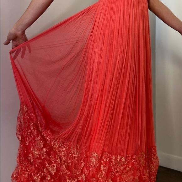 Catherine Deane Size 8 US has a stain on the right bust - Picture 9 of 12